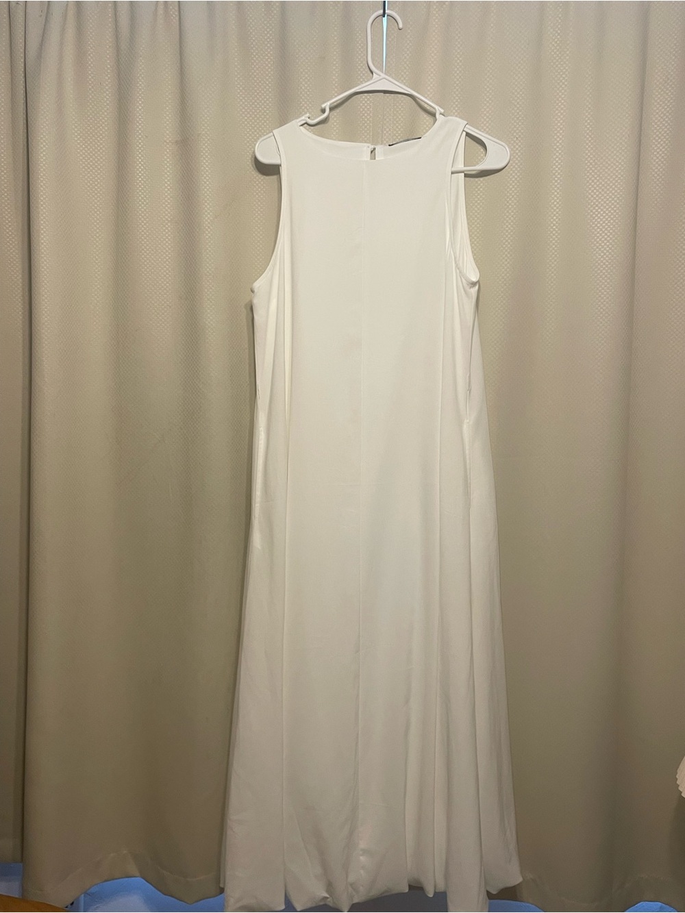 Minimalist White Sleeveless Maxi Dress